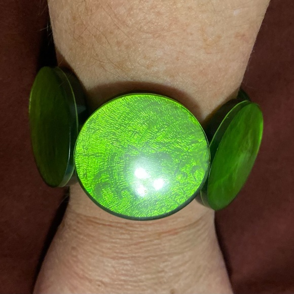 Art Deco Lucite Lime Green Bracelet - Picture 4 of 7